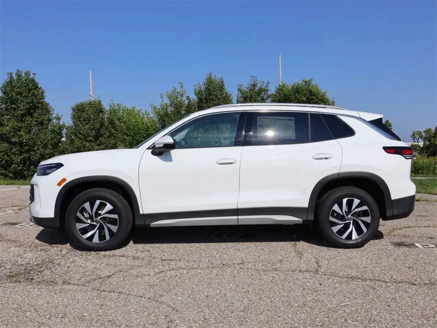 2025 Volkswagen Tiguan S photo 1