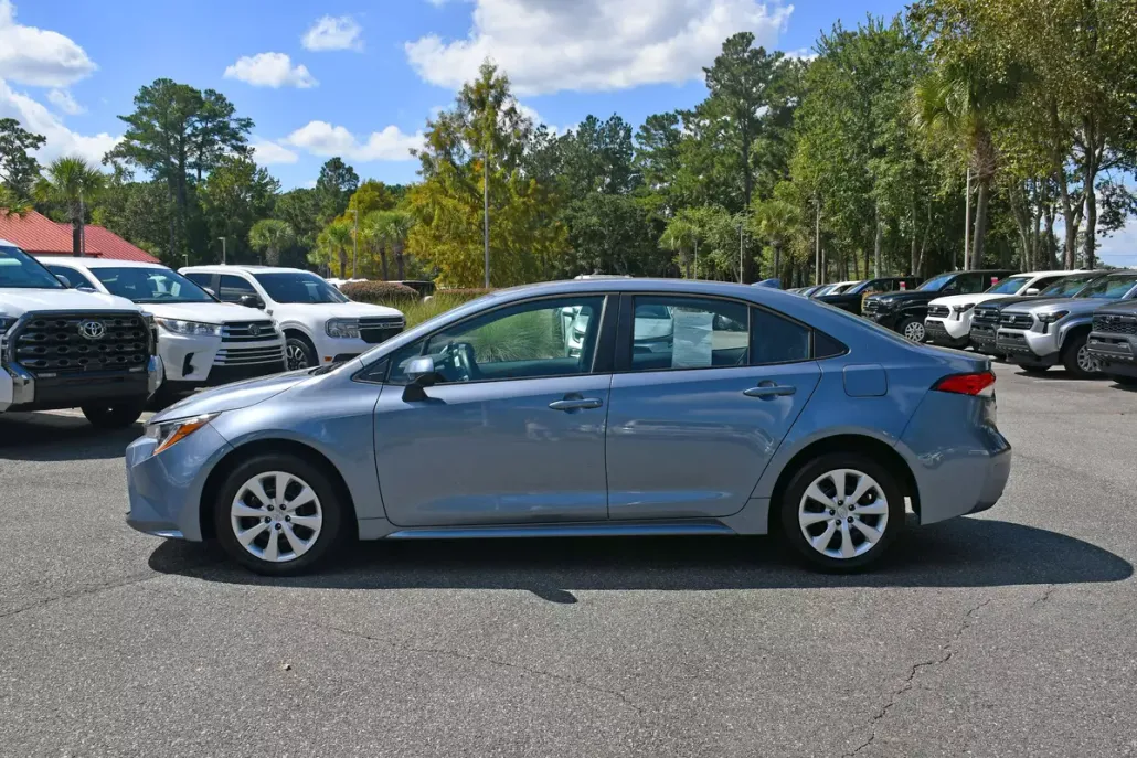 2024 Toyota Corolla LE photo 1