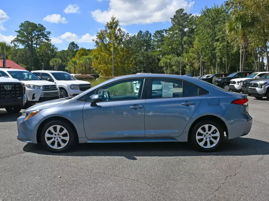 2024 Toyota Corolla LE photo 1