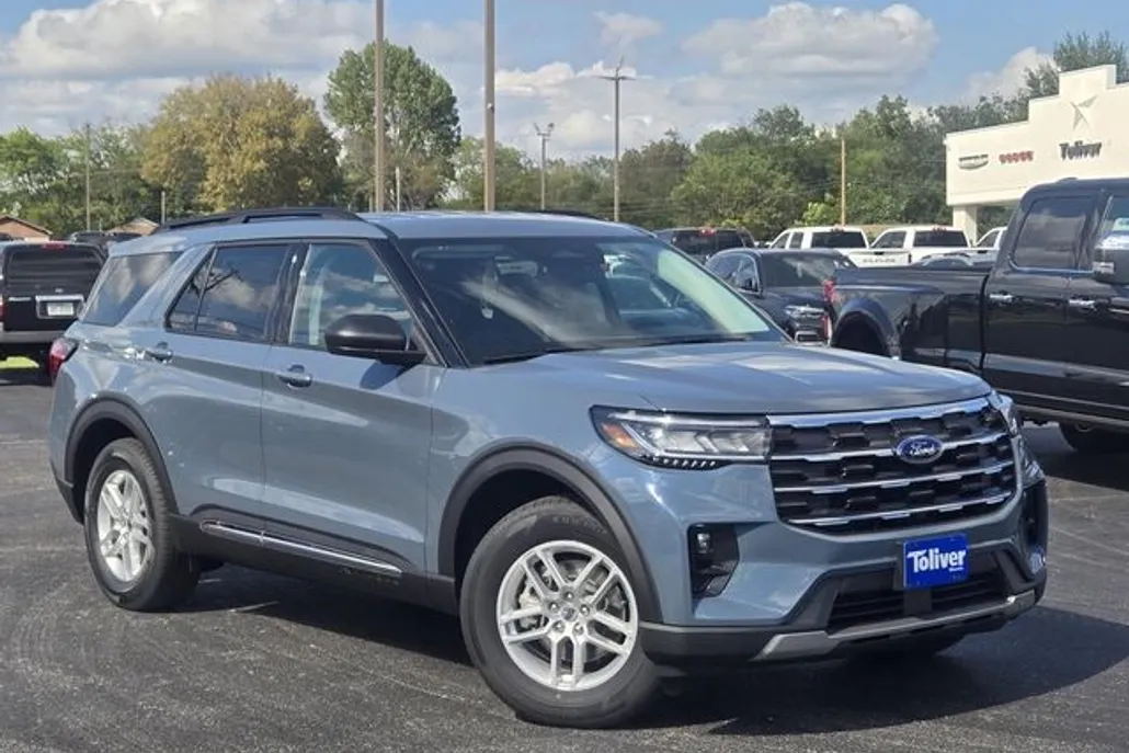 2025 Ford Explorer photo 1