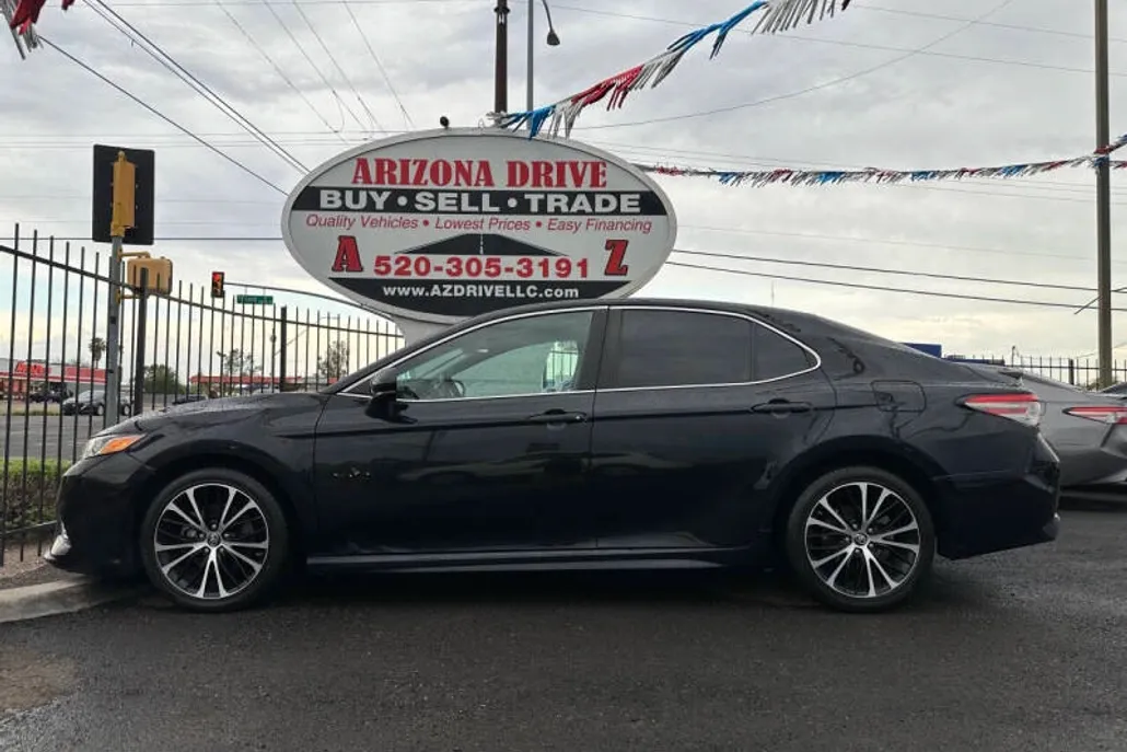 2019 Toyota Camry SE photo 1