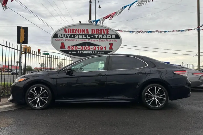 2019 Toyota Camry SE photo 1
