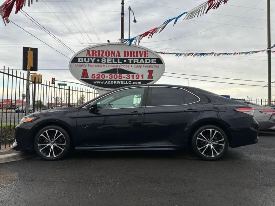 2019 Toyota Camry SE photo 1