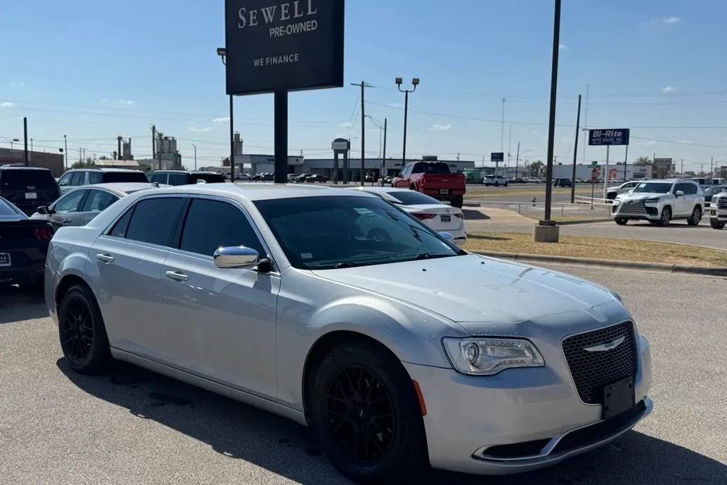 2019 Chrysler 300 Touring Limited photo 1