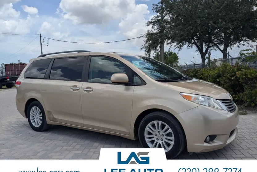 2011 Toyota Sienna XLE photo 1