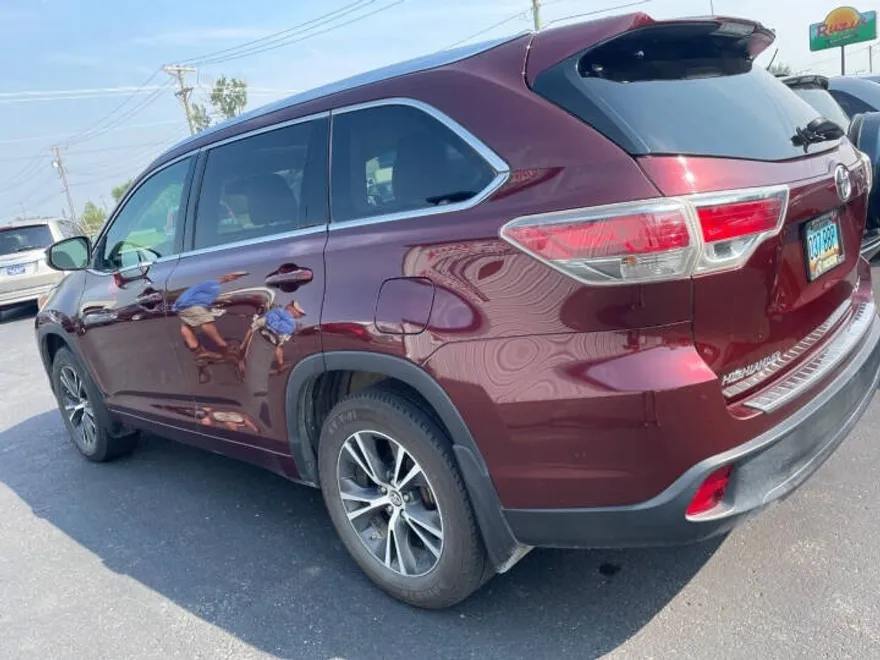 2016 Toyota Highlander XLE photo 1