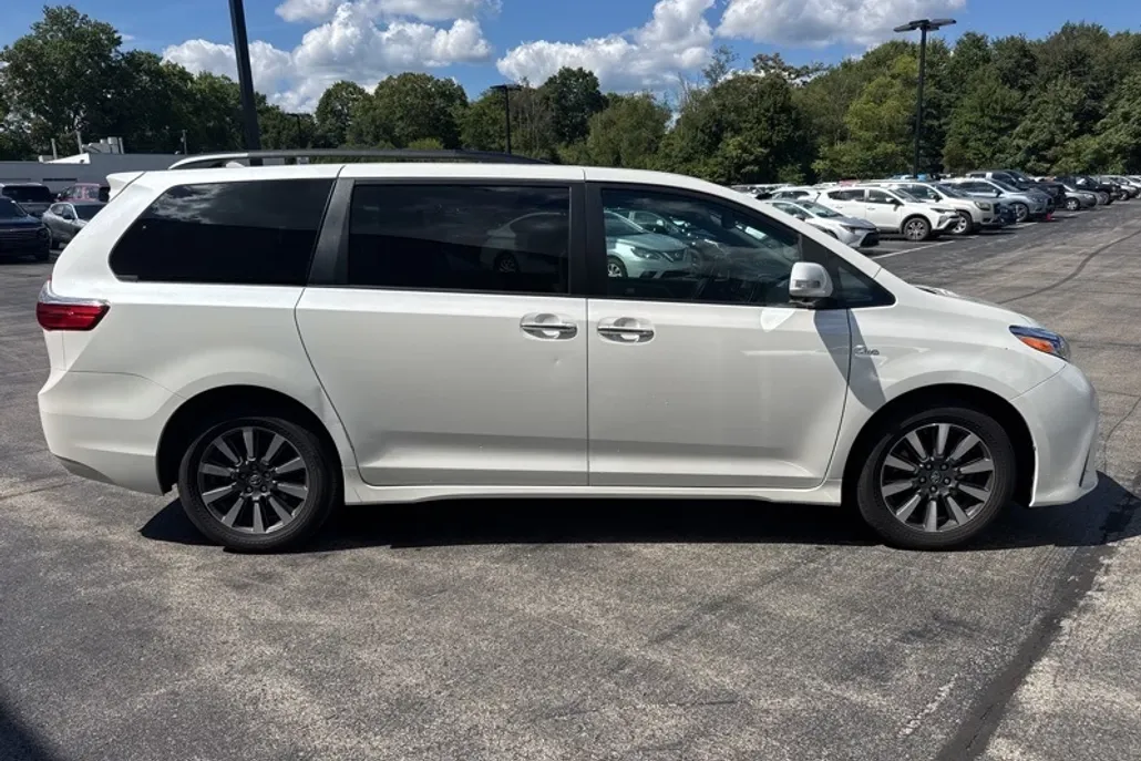 2018 Toyota Sienna XLE photo 1