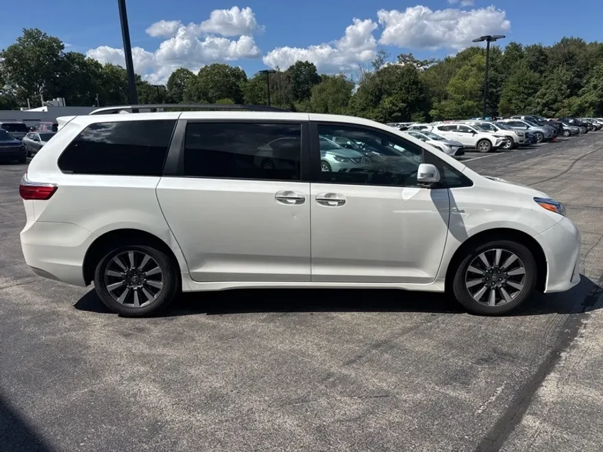 2018 Toyota Sienna XLE photo 1