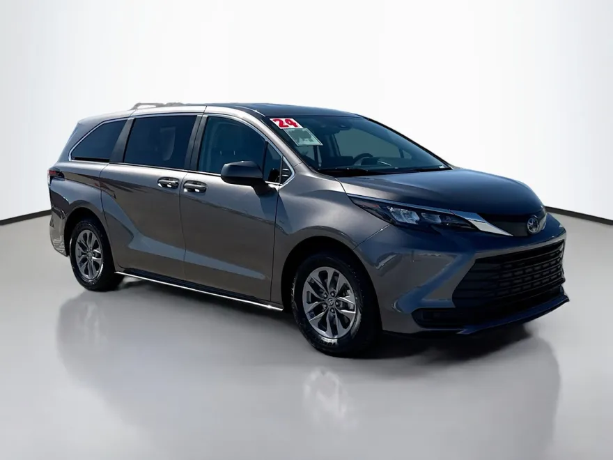 2024 Toyota Sienna LE photo 1