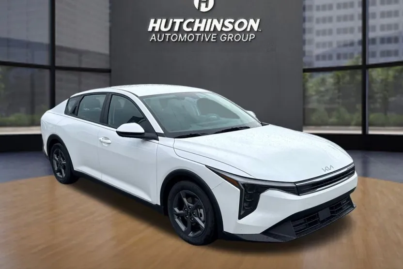 2025 Kia K4 LXS photo 1