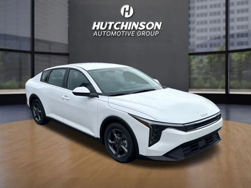 2025 Kia K4 LXS photo 1