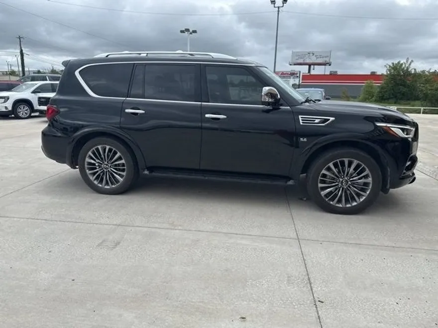 2019 Infiniti QX80 Luxe photo 1