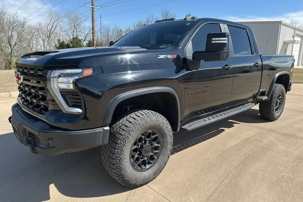 2024 Chevrolet Silverado 2500HD ZR2 photo 1