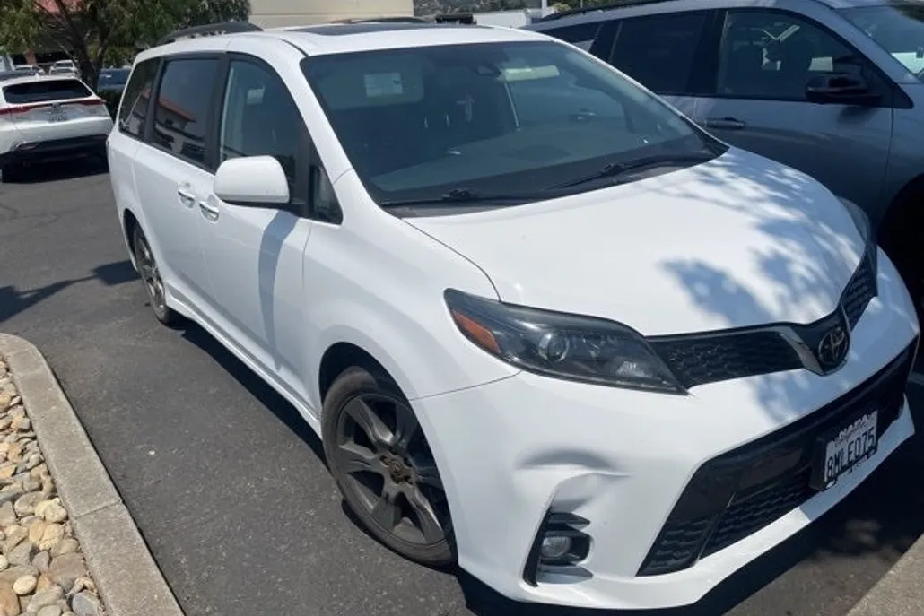 2020 Toyota Sienna SE photo 1