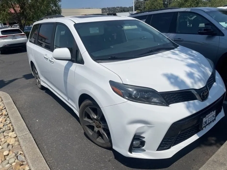 2020 Toyota Sienna SE photo 1