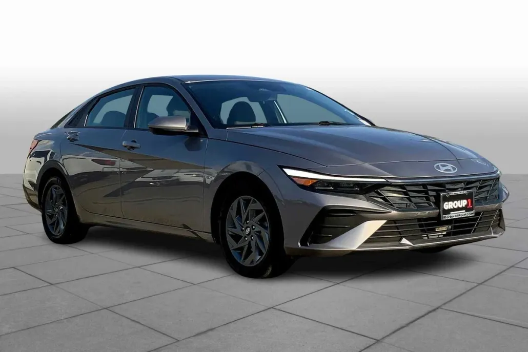 2024 Hyundai Elantra SEL photo 1