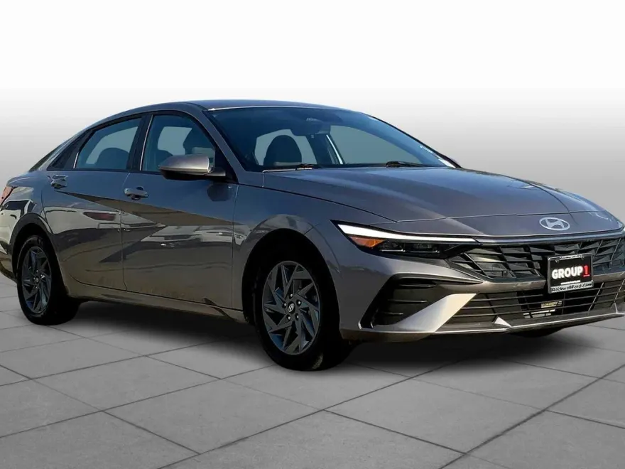 2024 Hyundai Elantra SEL photo 1