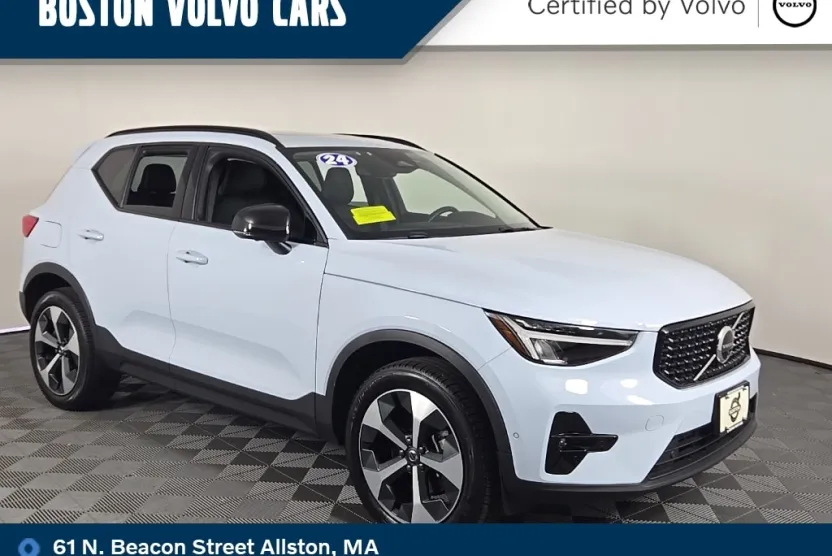 2024 Volvo XC40 Plus photo 1