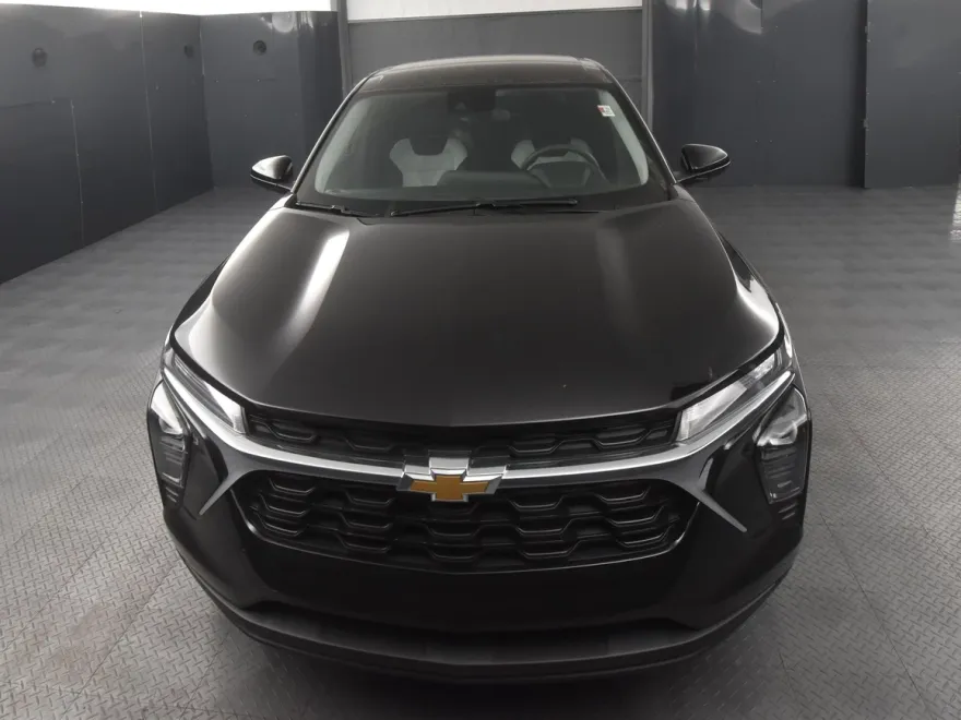 2025 Chevrolet Trax LS photo 1