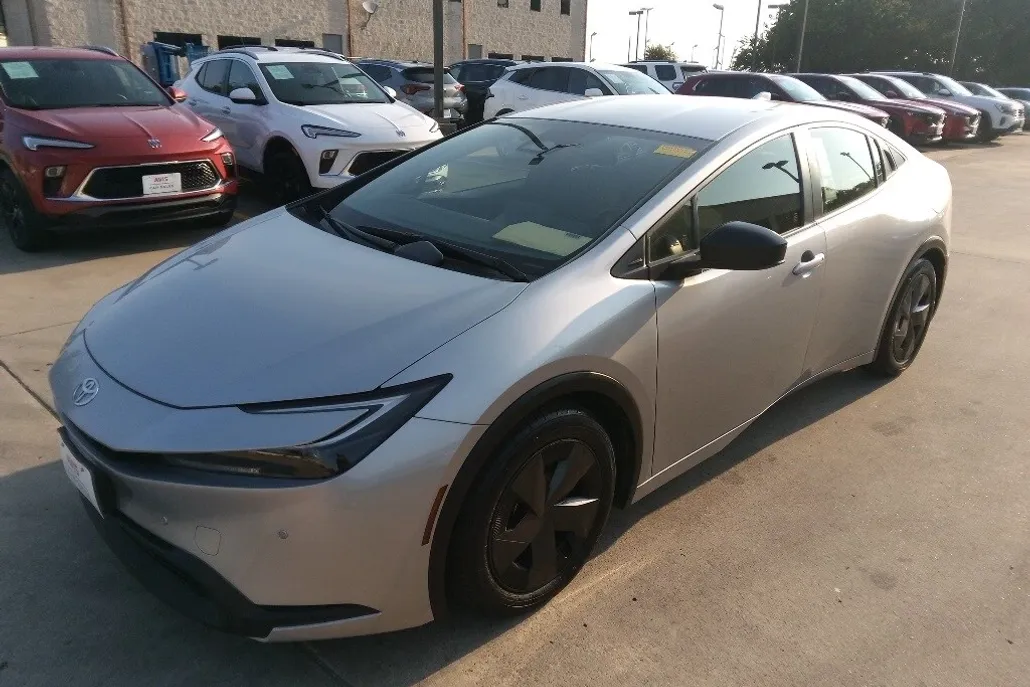 2024 Toyota Prius LE photo 1