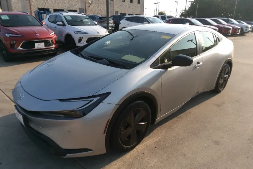 2024 Toyota Prius LE photo 1