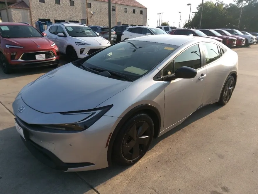 2024 Toyota Prius LE photo 1