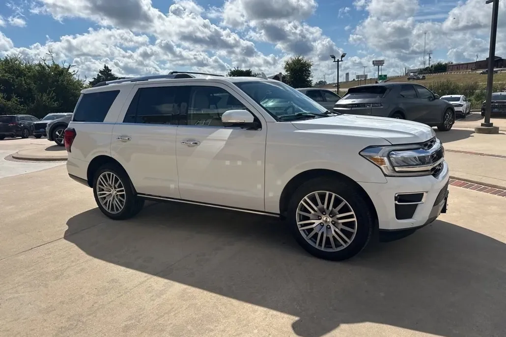 2022 Ford Expedition Limited photo 1