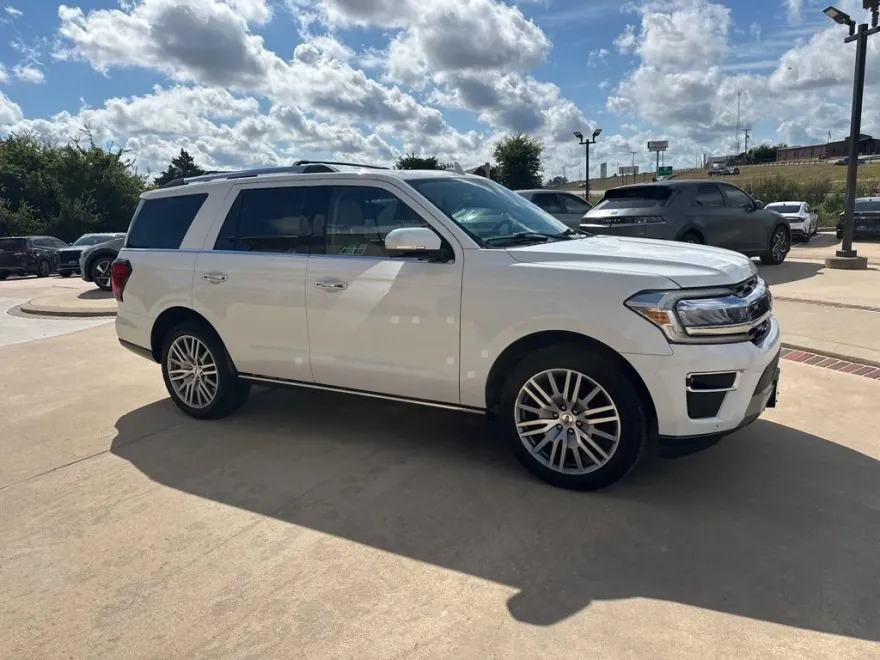 2022 Ford Expedition Limited photo 1