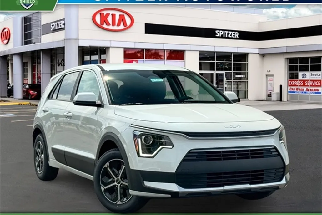 2025 Kia Niro LX photo 1