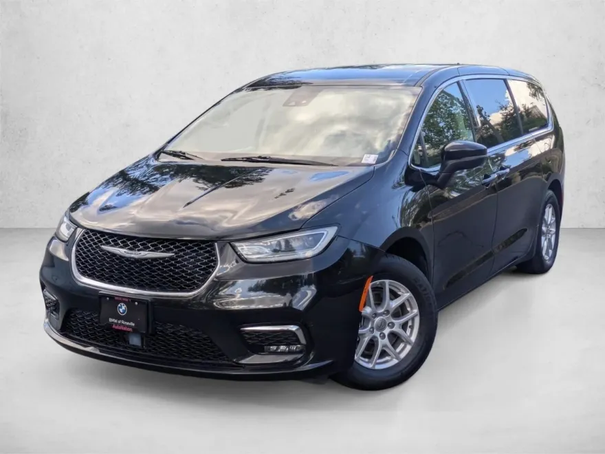 2023 Chrysler Pacifica Touring L photo 1