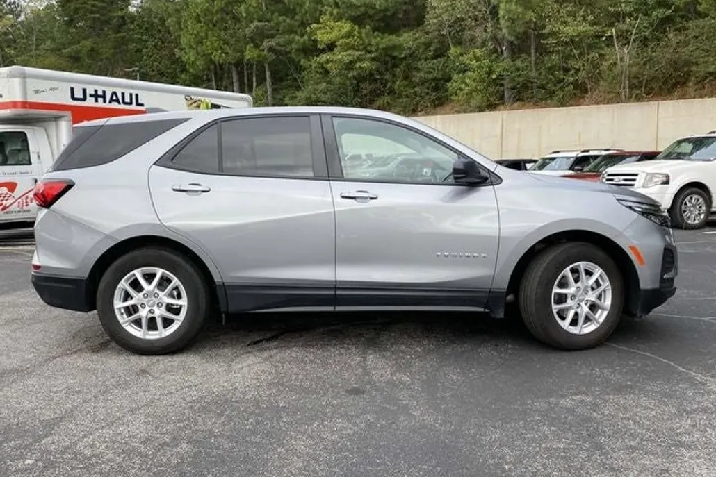 2023 Chevrolet Equinox LS photo 1