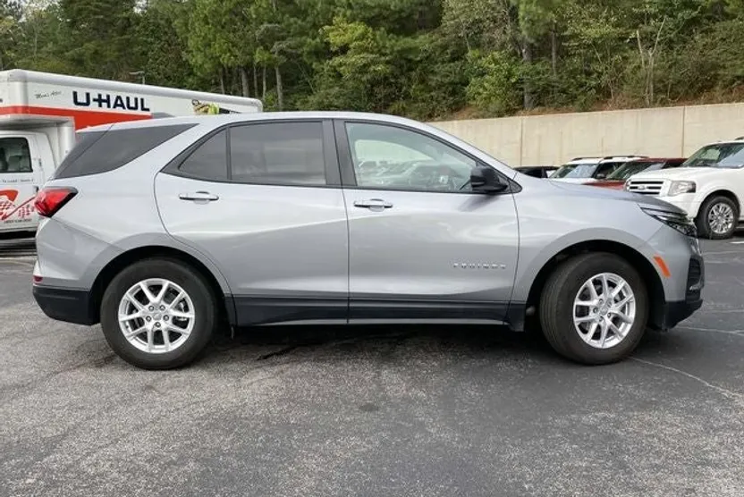 2023 Chevrolet Equinox LS photo 1