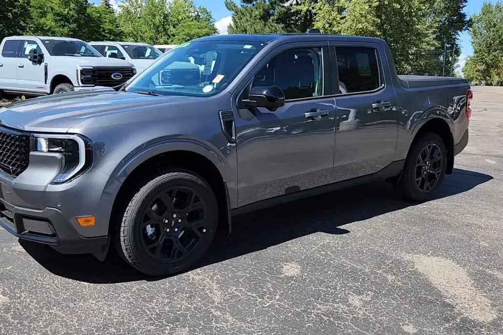 2025 Ford Maverick Lariat photo 1