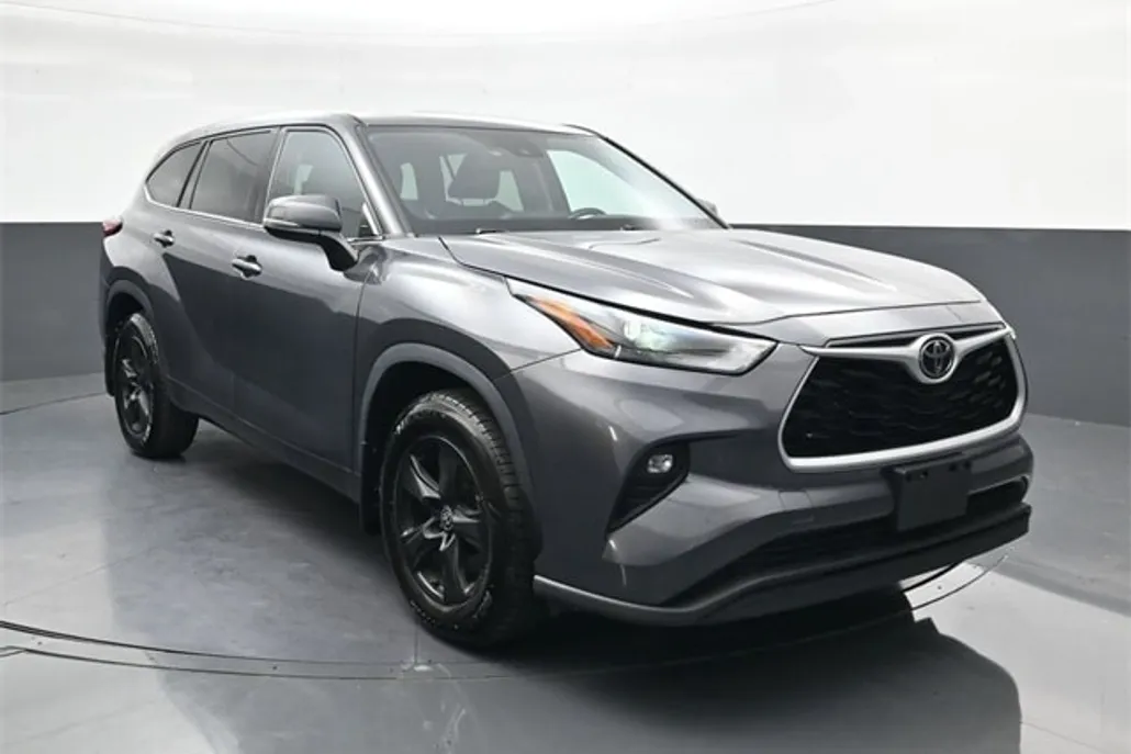 2022 Toyota Highlander LE photo 1