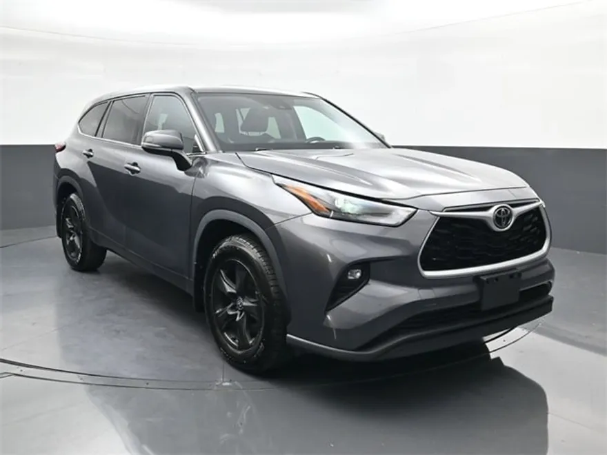 2022 Toyota Highlander LE photo 1