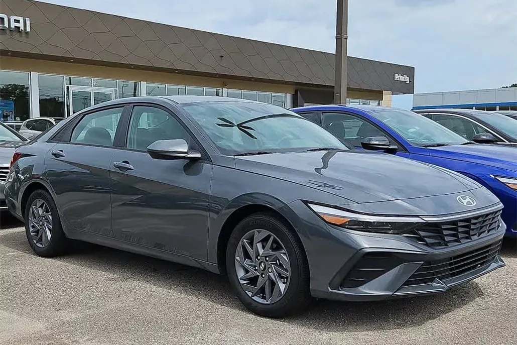 2024 Hyundai Elantra SEL photo 1