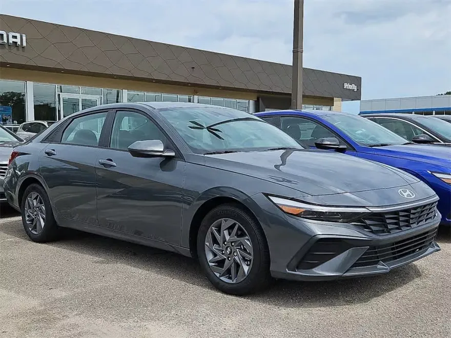 2024 Hyundai Elantra SEL photo 1