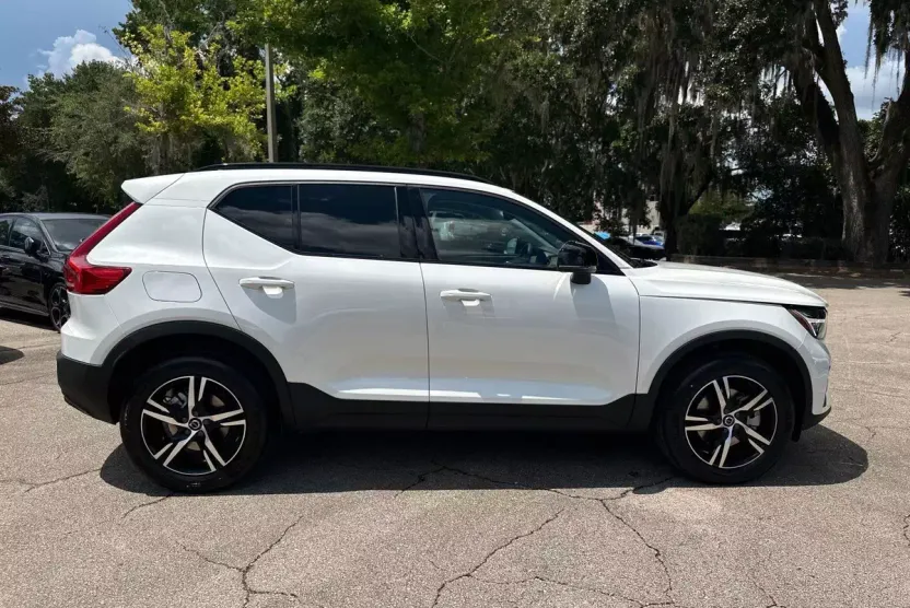2026 Volvo XC40 Core photo 1