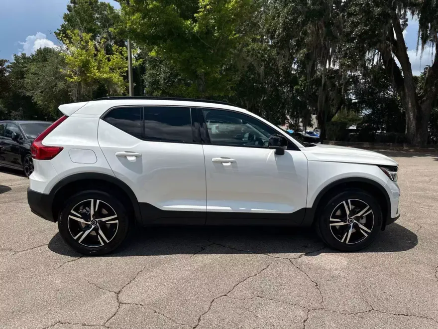 2026 Volvo XC40 Core photo 1