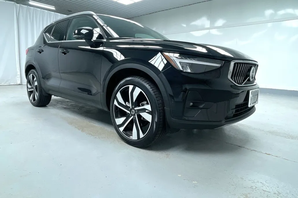 2025 Volvo XC40 Plus photo 1