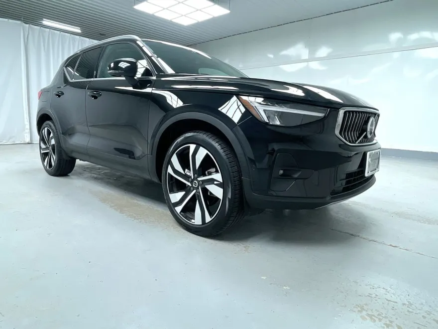 2025 Volvo XC40 Plus photo 1