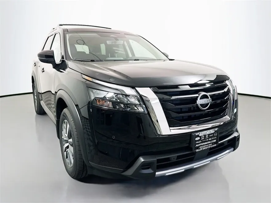 2025 Nissan Pathfinder SL photo 1