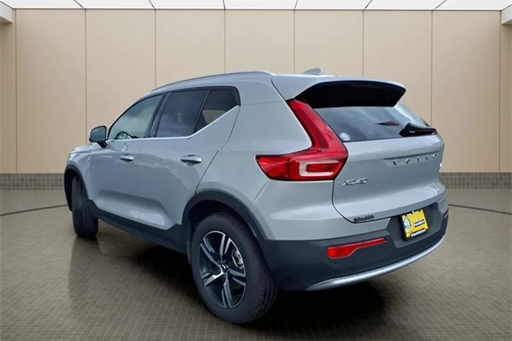 2025 Volvo XC40 Core photo 1