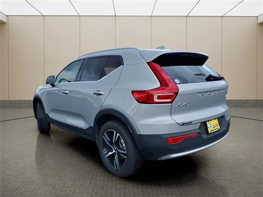 2025 Volvo XC40 Core photo 1