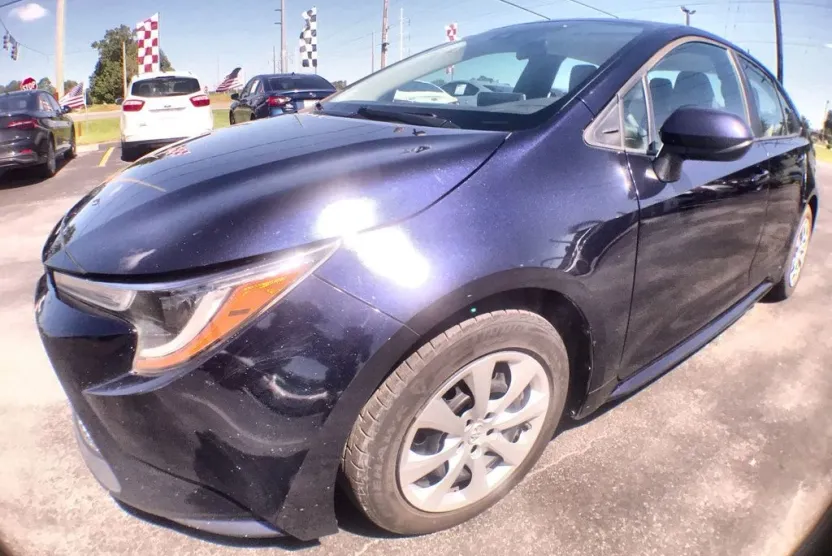 2020 Toyota Corolla LE photo 1