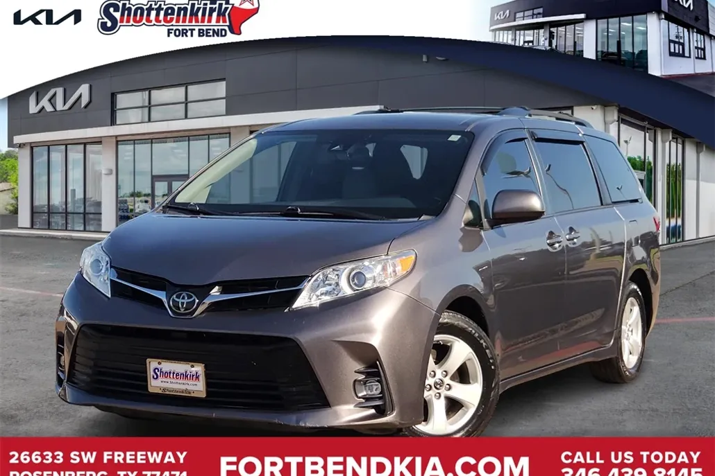 2018 Toyota Sienna L photo 1