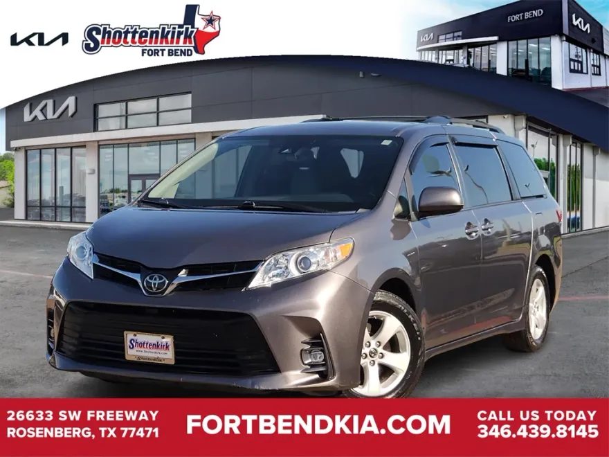 2018 Toyota Sienna L photo 1
