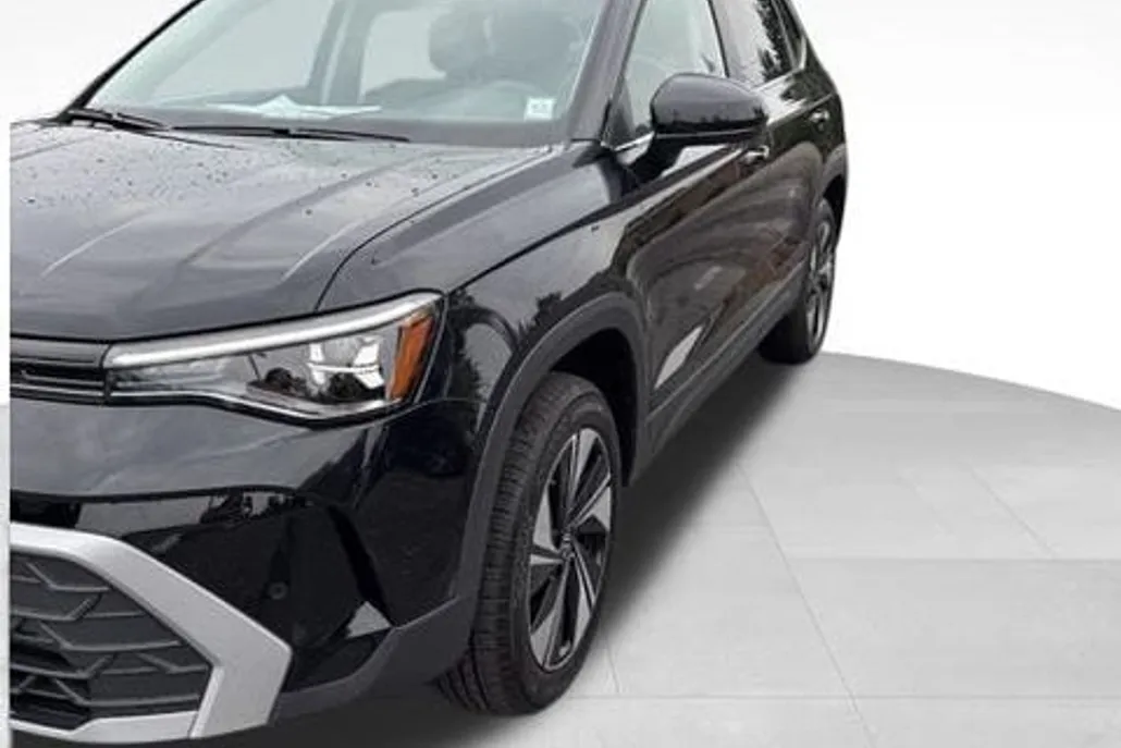 2025 Volkswagen Taos SE photo 1