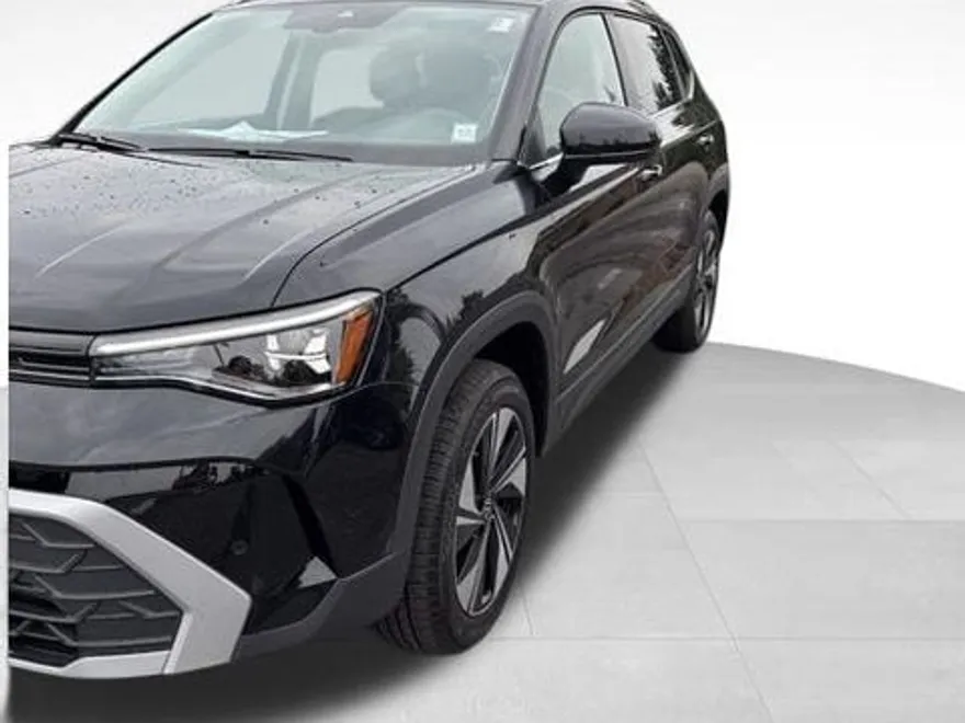2025 Volkswagen Taos SE photo 1
