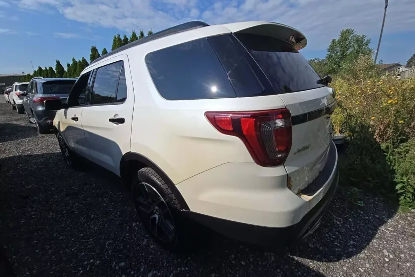 2016 Ford Explorer Sport photo 1